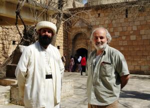 بدل رفو مع بابا جاويش  الناسك المتعبد والذي كرس حياته للعبادة في معبد لالش